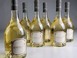 six bouteilles de vin sont alignées sur une table