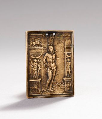 une plaque antique en bronze représentant une femme dans une cuisine