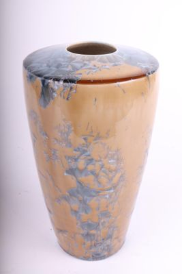 un vase posé sur une surface blanche