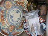 une boîte contenant un assortiment d'assiettes décoratives