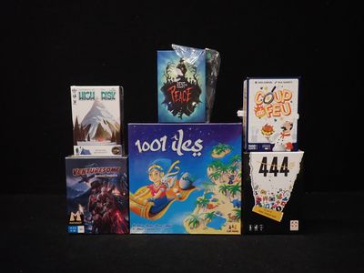 de nombreux jeux de société exposés sur une table noire