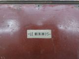 a red suitcase with a sign on it that says le minmus