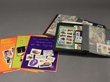 beaucoup de cartes postales dans un classeur posé sur la table