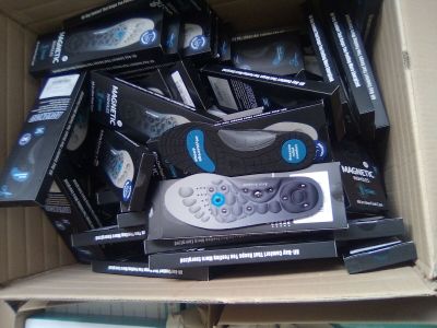 beaucoup de télécommandes dans une boîte en carton