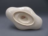 un vase blanc orné d'un motif marron
