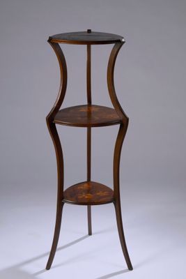 une photo d'une table en bois avec un plateau en verre