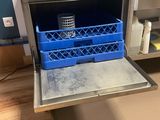 un panier bleu posé à l'intérieur d'un four
