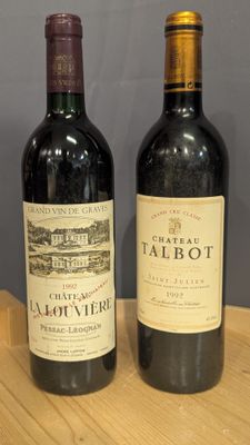 deux bouteilles de vin posées sur une table l'une à côté de l'autre