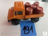un camion miniature posé sur une table