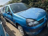 une voiture bleue garée sur un parking