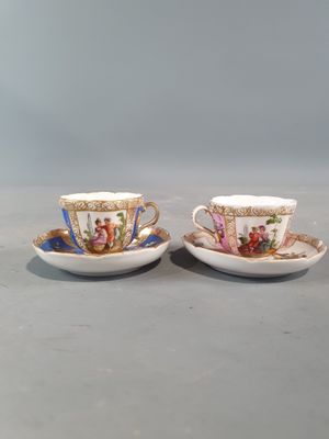 deux tasses et soucoupes sont posées sur une table