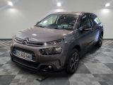 la citrole grise est garée dans le garage sur un sol en damier