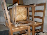 deux chaises en bois et un grille-pain dans un coin de la pièce