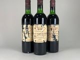 trois bouteilles de vin posées l'une à côté de l'autre sur une table