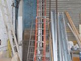 de nombreuses échelles entreposées dans un garage