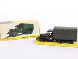 une image représentant un camion miniature et une boîte posés sur une surface blanche