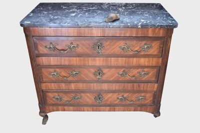 une commode ancienne avec un plateau en marbre