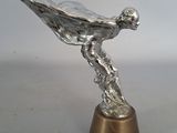 une statue en argent représentant un oiseau, posée sur un socle en or