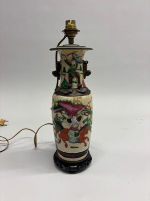 l'image d'une lampe posée sur une table