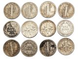 une image représentant une collection de pièces anciennes sur fond blanc