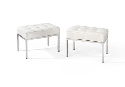 une paire de tabourets en cuir blanc avec des pieds chromés, sur fond blanc
