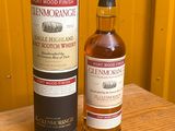 La bouteille de Glenmorangie se trouve à côté de la bouteille de Glenmorangie.