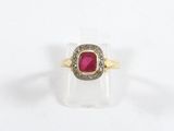 une image représentant une bague en or sertie d'un rubis entouré de diamants