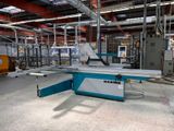 une machine qui découpe un morceau de bois dans une usine