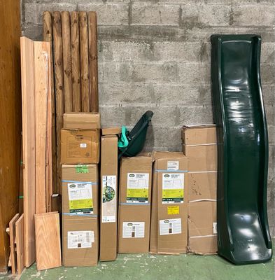 une pile de cartons et un toboggan à côté d'une pile de cartons