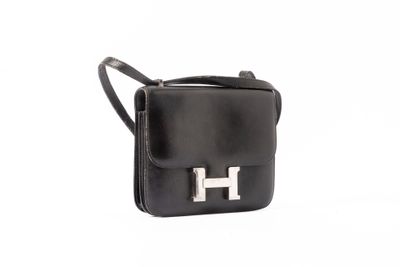 sac à bandoulière en cuir noir avec finitions argentées et bandoulière