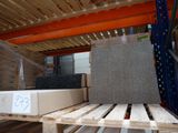 une palette sur laquelle sont posées quelques cartons dans un entrepôt
