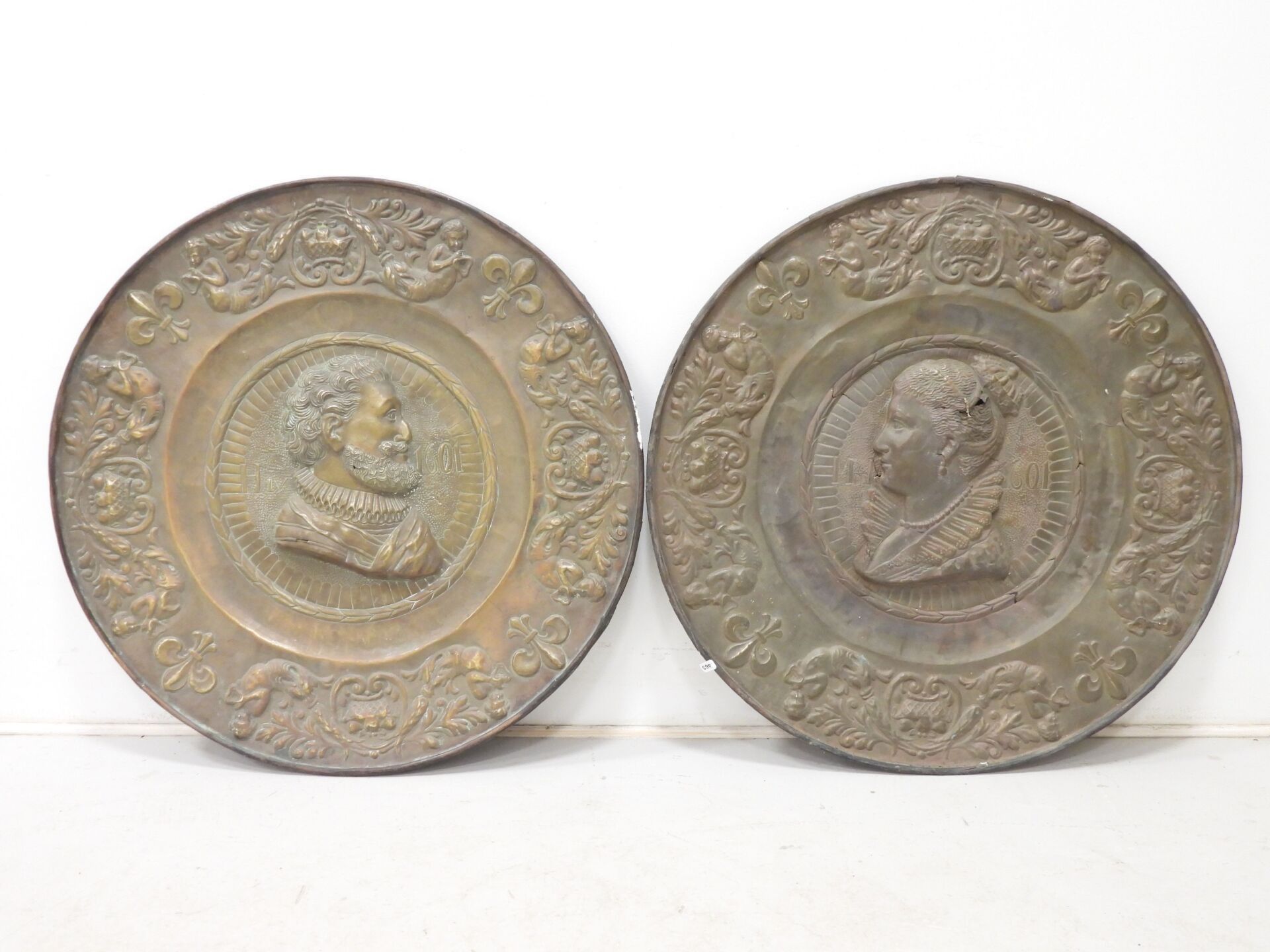 Paire de plats décoratifs représentant Henri IV et Marie de Médicis en métal repoussé. Diam.: 64 cm (usures, accidents).