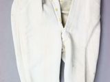 un vieux pantalon blanc posé sur une table