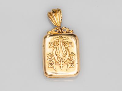 un petit cadenas en or orné d'un lion