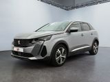 une voiture grise garée dans une grande pièce aux murs blancs