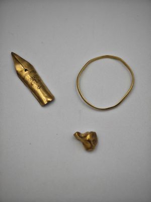 un gros plan sur une bague en or, une bague en or et une bague en or