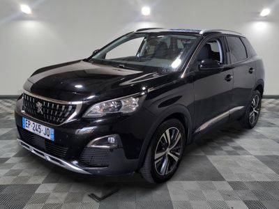 le 4x4 noir est garé sur le sol en damier d'un garage