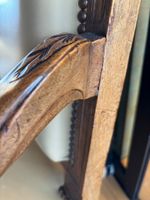 Un fauteuil à la reine en bois sculpté à décor de feuillages… (photo 6)