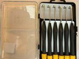 cinq vis noires et jaunes dans un étui en plastique
