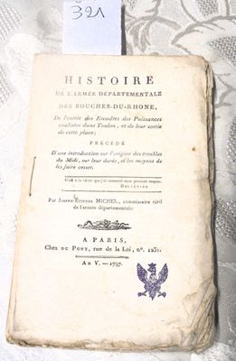 un vieux livre posé sur une table, avec une étiquette dessus