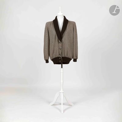une photo d'un costume sur un mannequin, sur fond blanc