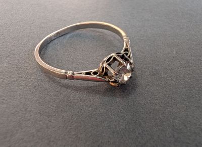 Solitaire en or banc 18K (750/°°°) et platine orné d'un diam…