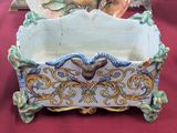 une boîte décorative ornée d'un oiseau, posée sur une table