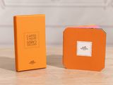 une boîte orange avec une étiquette blanche posée à côté d'une boîte orange avec une étiquette blanche