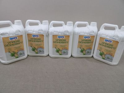 des bouteilles de cinq gallons de liquide posées les unes à côté des autres sur une table