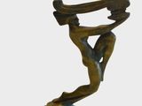sculpture en bronze représentant une femme tenant un skateboard, posée sur un socle