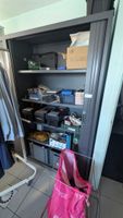 Dans le bureau du fond :