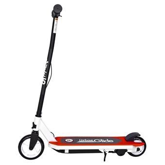 La trottinette est rouge et blanche, avec un guidon noir.