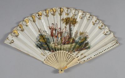 un ventilateur avec un tableau accroché au mur