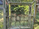 une image représentant un miroir posé au milieu d'un champ verdoyant